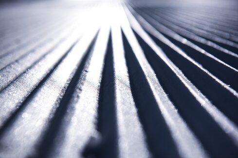 Die perfekten Rillen der frisch präparierten Piste | © Basic Home Production