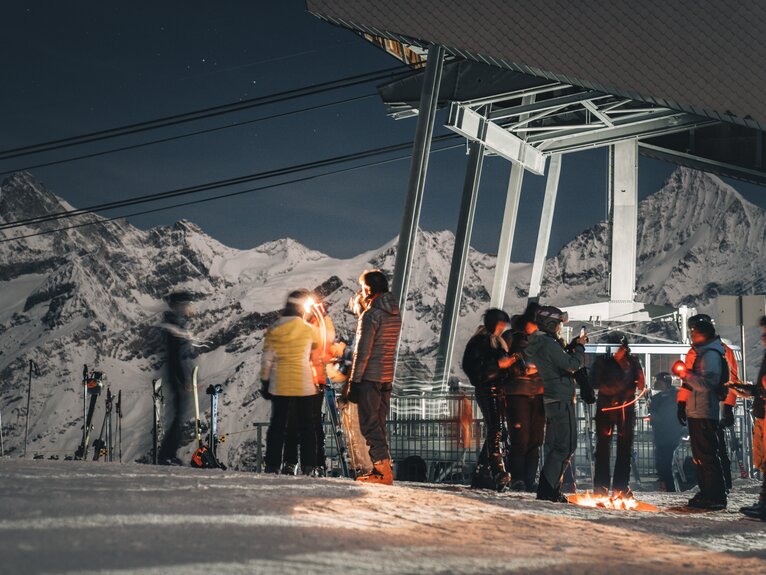 Beleuchtete Rothornstation mit Weisshorn und Zinalrothorn im Hintergrund | © Gabriel_Perren