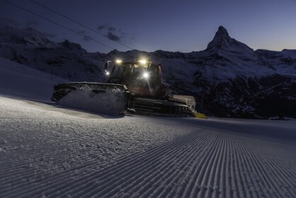 Pistenfahrzeug verteilt den Schnee | © Zermatt Bergbahnen