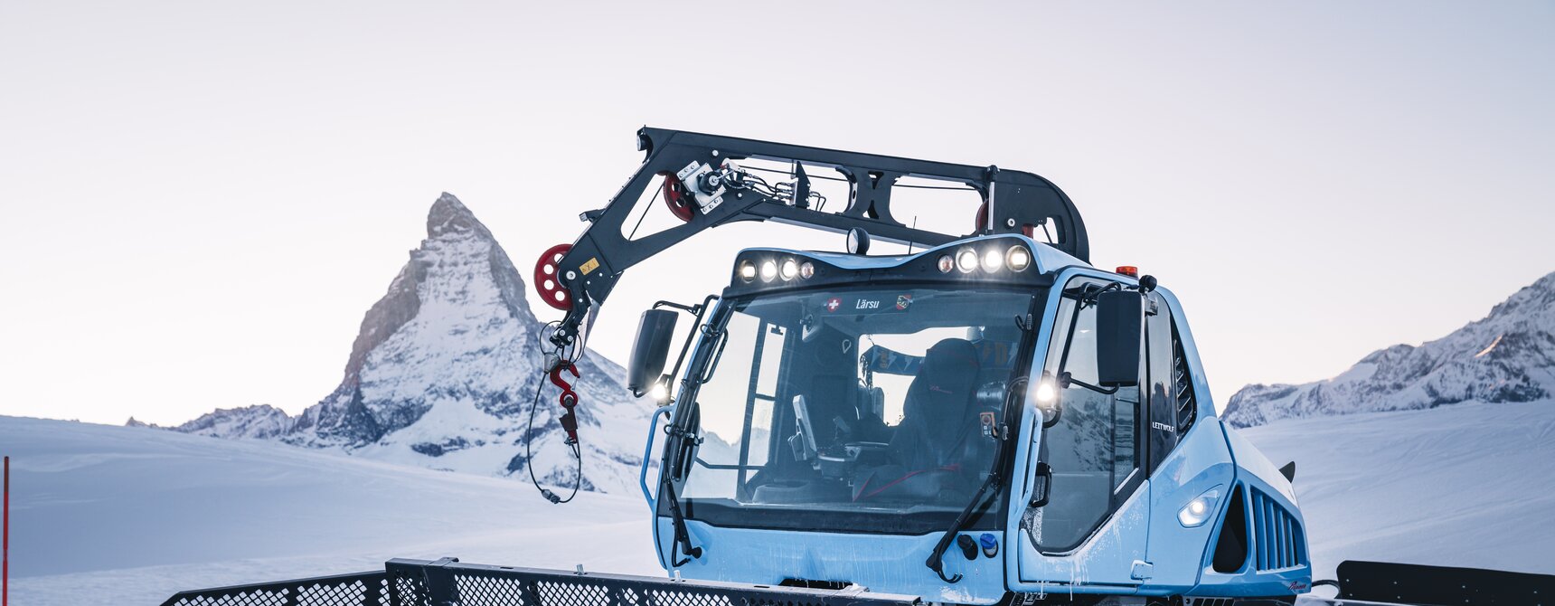 Snow groomer with winch at dawn | © Zermatt Bergbahnen