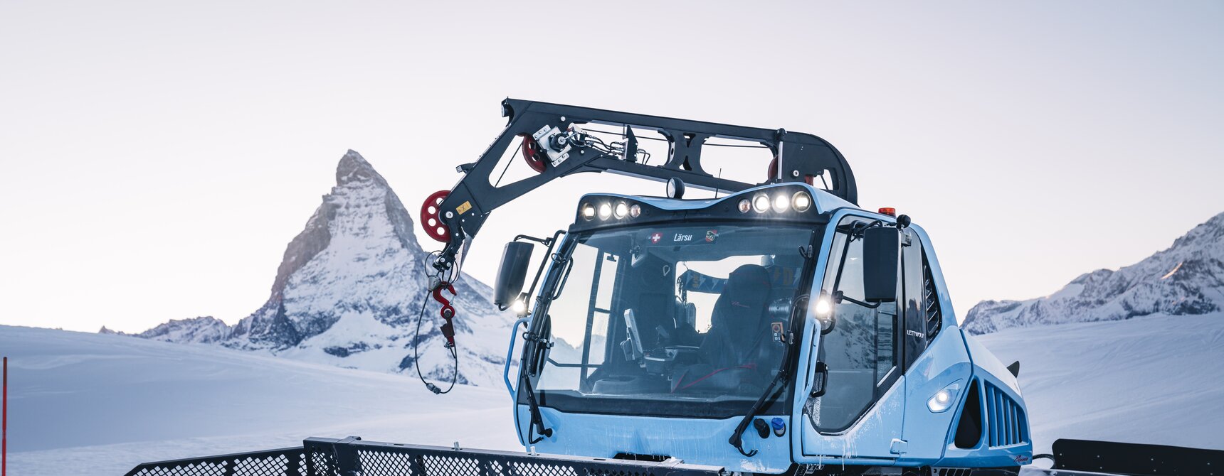 Snow groomer with winch at dawn | © Gabriel_Perren