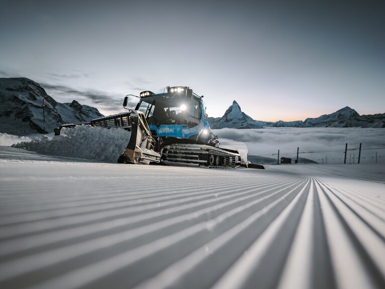 Pistenfahrzeug in der Abenddämmerung auf perfekten Rillen vor dem Matterhorn  | © Zermatt Bergbahnen