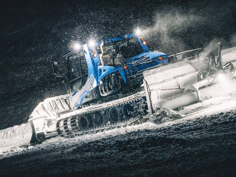 Pistenfahrzeug in Action im Schnee | © Zermatt Bergbahnen