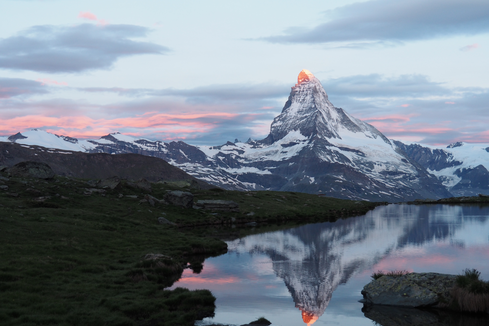 Spiegelung des beschneiten Matterhorns beim Sonnenaufgang am Stellisee | © Zermatt Bergbahnen