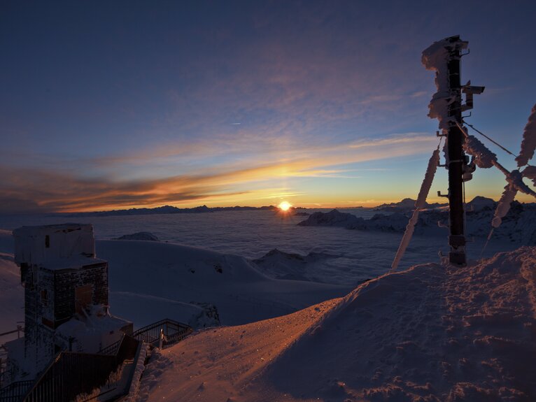 Der Sonnenuntergang auf der 360 Grad Aussichtsplattform im Matterhorn Glacier Paradise.  | © Basic Home Production