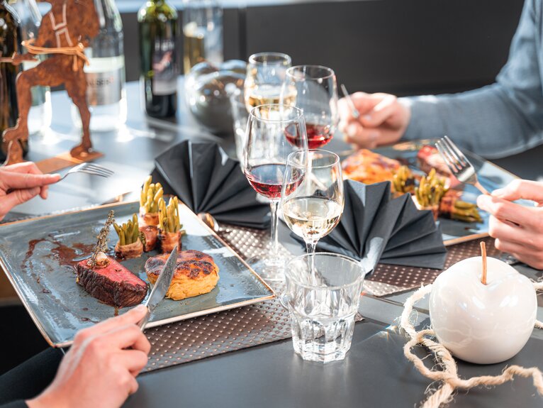 Die Hauptspeise beim Sunset Dinner im Restaurant Matterhorn Glacier Paradise | © Basic Home Production