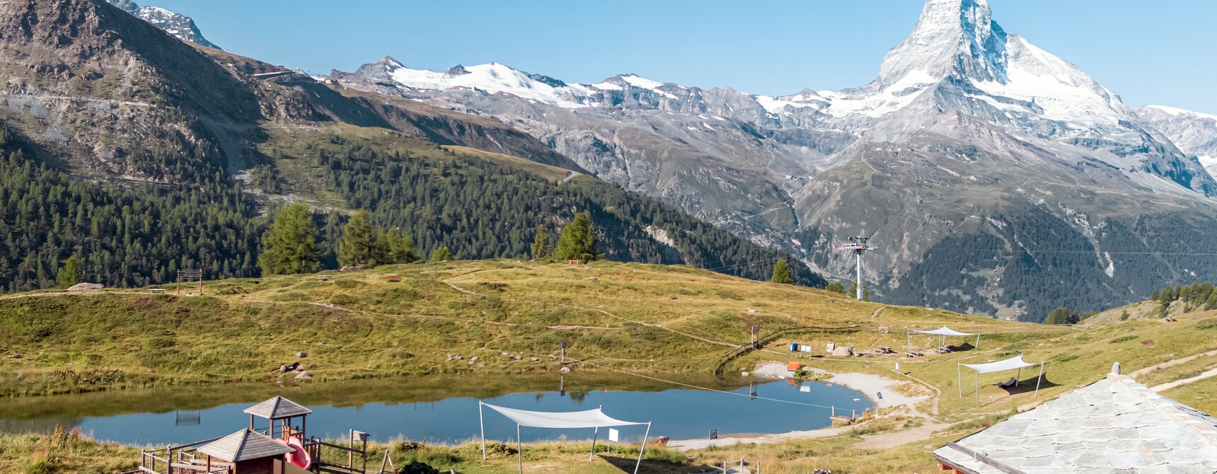 Le parc d'aventure Wolli au bord du lac Leisee avec une aire de jeux et une vue parfaite sur le Cervin.  | © Basic Home Production