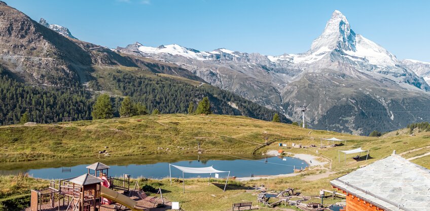 Der Wolli Erlebnispark am Leisee mit Spielplatz und perfekter Sicht auf das Matterhorn.  | © Basic Home Production