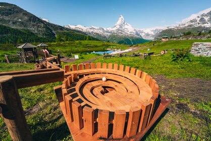 Spiralförmige Strecke der Kugelbahn mit dem Matterhorn im Hintergrund  | © Zermatt Bergbahnen