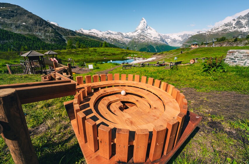Spiralförmige Strecke der Kugelbahn mit dem Matterhorn im Hintergrund  | © Zermatt Bergbahnen