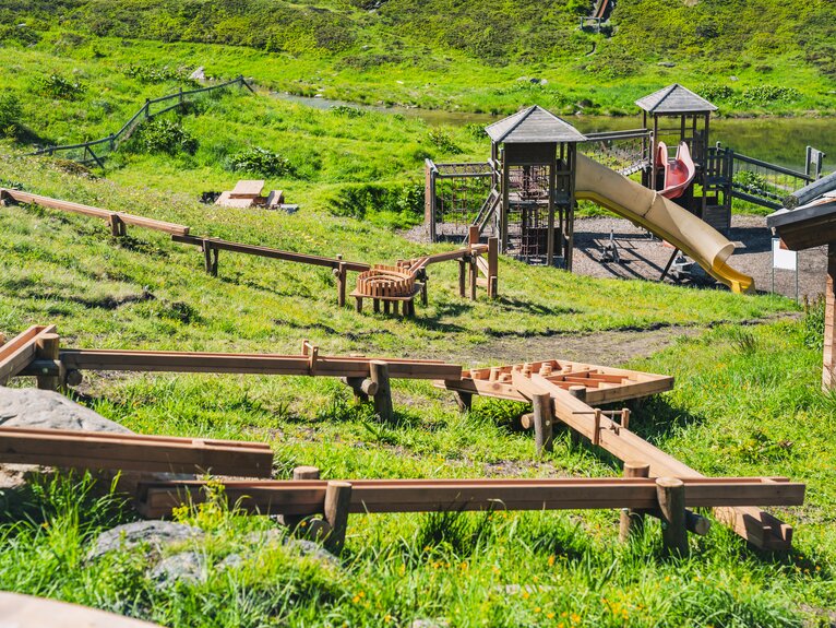 Hölzerne Bahnen im Sommer Wollipark | © Zermatt Bergbahnen 