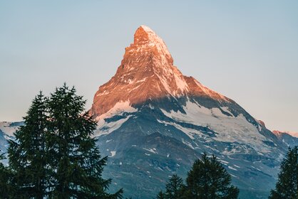 Matterhorn, rot glühend vom Sonnenaufgang | © Zermatt Bergbahnen 