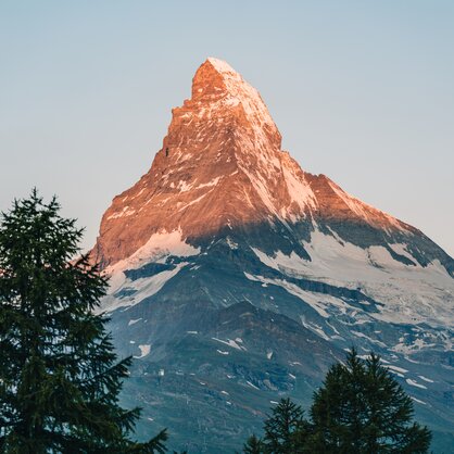 Matterhorn, rot glühend vom Sonnenaufgang | © Zermatt Bergbahnen 