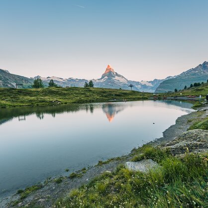 Spiegelung des Matterhorns im Leisee bei Sonnenaufgang | © Zermatt Bergbahnen 