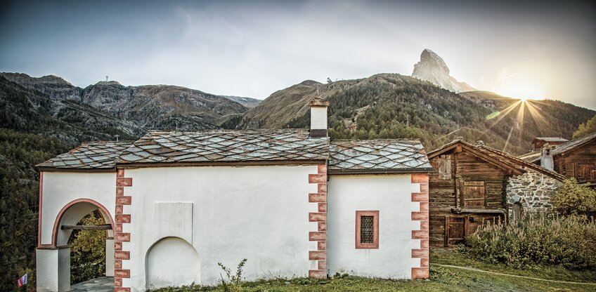 Die Kapelle Blatten in den letzten Sonnenstrahelen, die hinter dem Matterhorn untergehen | © Andrea Soltemann