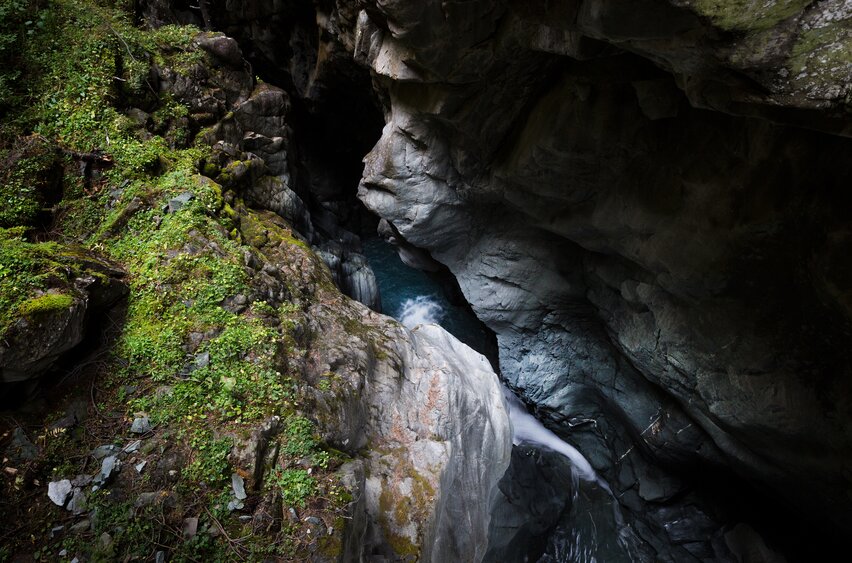 Gornerschlucht blaues Wasserspiel zwischen Fauna und Fels | © Pascal Gertschen 