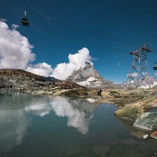 Il lago Theodulsee sul Trockener Steg, il Cervino e le gondole del Glacier Ride | © Mitch Pitmann