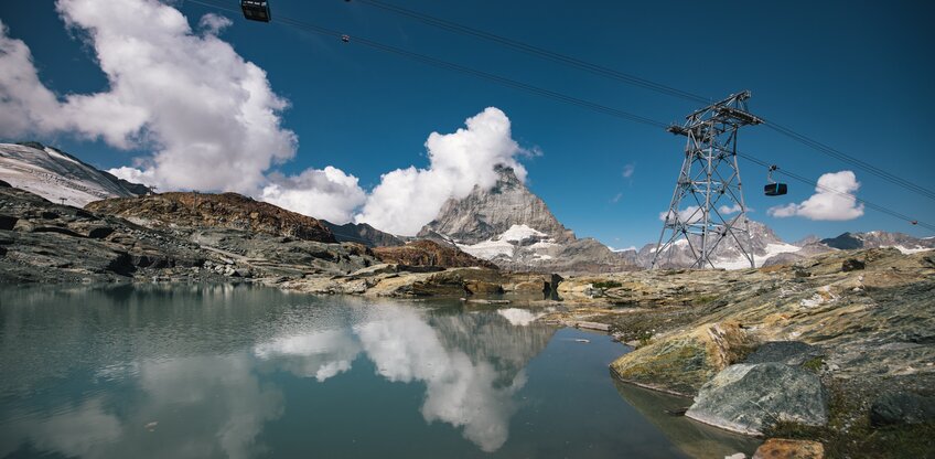 Der Theodulsee auf Trockener Steg, das Matterhorn und die Gondeln der Glacier Ride | © Mitch Pitmann