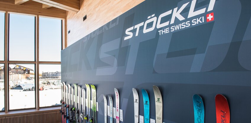 Die neuste Kollektion der Stöckli Skis ausgestellt im Matterhorn Testcenter | © Michael Portmann