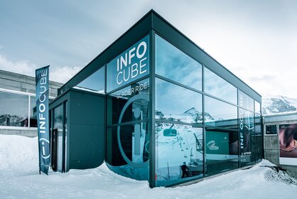 Infocube auf dem winterlichen Trockenen Steg | © Christian Pfammatter