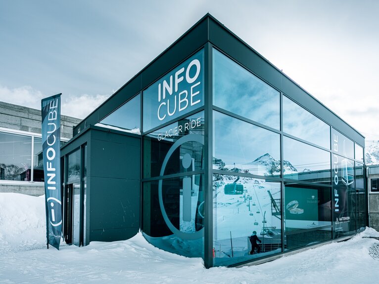 Infocube auf dem winterlichen Trockenen Steg | © Christian Pfammatter