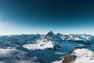 Un paesaggio glaciale mozzafiato con una vista su diverse cime di quattromila metri può essere visto sulla traversata alpina del Cervino.  | © Gabriel Perren