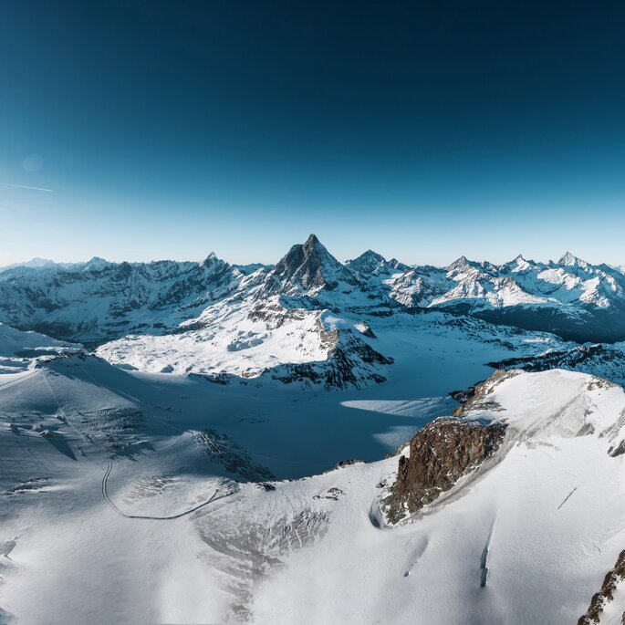 A breathtaking glacier landscape with a view of several four-thousand-metre peaks can be seen on the Matterhorn Alpine Crossing.  | © Gabriel Perren