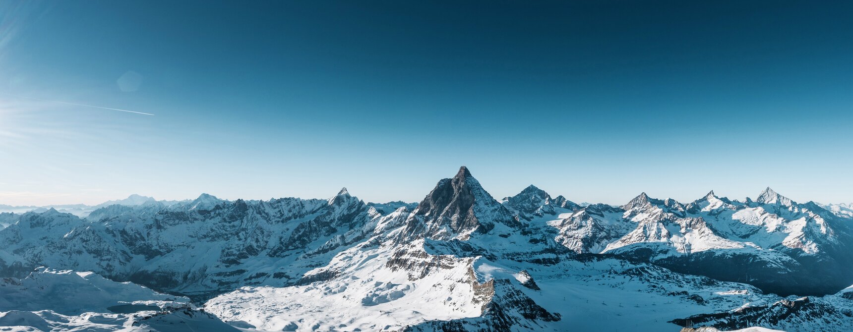 Un paesaggio glaciale mozzafiato con una vista su diverse cime di quattromila metri può essere visto sulla traversata alpina del Cervino.  | © Gabriel Perren