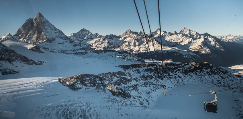 Die Glacier Ride und im Hintergrund das Matterhorn und umliegende Viertausender. | © Christian Schartner