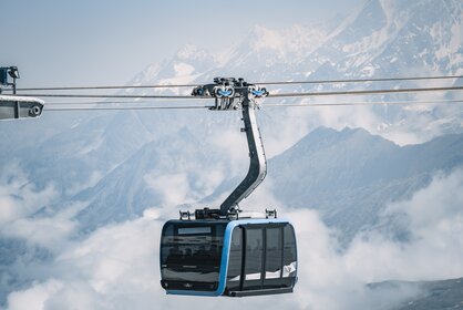 Die Bahn Matterhorn Glacier Ride 2 schwebt über dem Gletscher.  | © Gabriel Perren