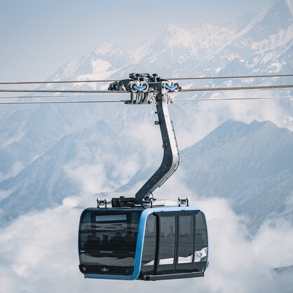 Die Bahn Matterhorn Glacier Ride 2 schwebt über dem Gletscher.  | © Gabriel Perren