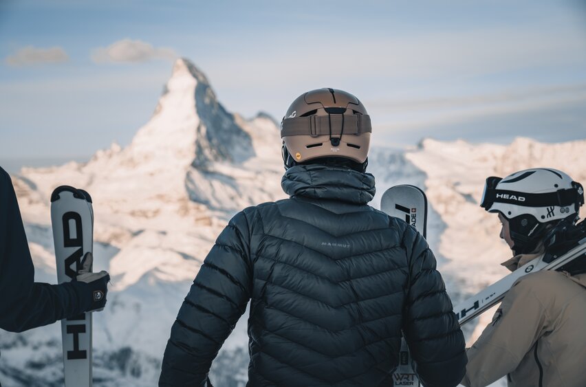 Skiers look down on the Matterhorn from the Rothorn | © Gabriel Perren