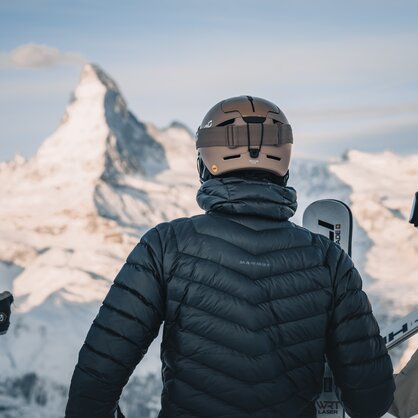 Skifahrer blicken vom Rothorn aus auf das Matterhorn | © Gabriel Perren