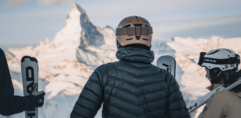 Skiers look down on the Matterhorn from the Rothorn | © Gabriel Perren
