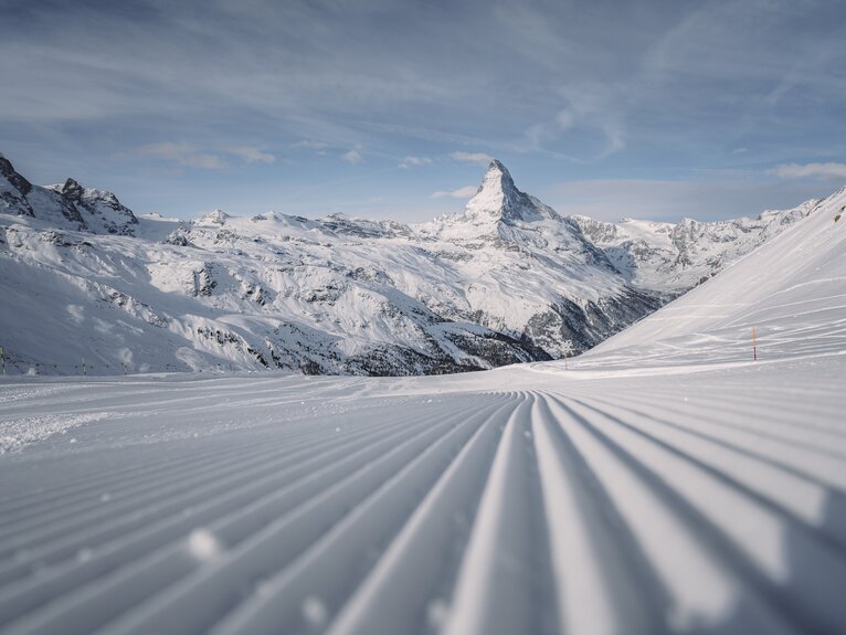 Frisch präparierte Piste und im Hintergrund sieht man das Matterhorn.  | © Zermatt Bergbahnen 