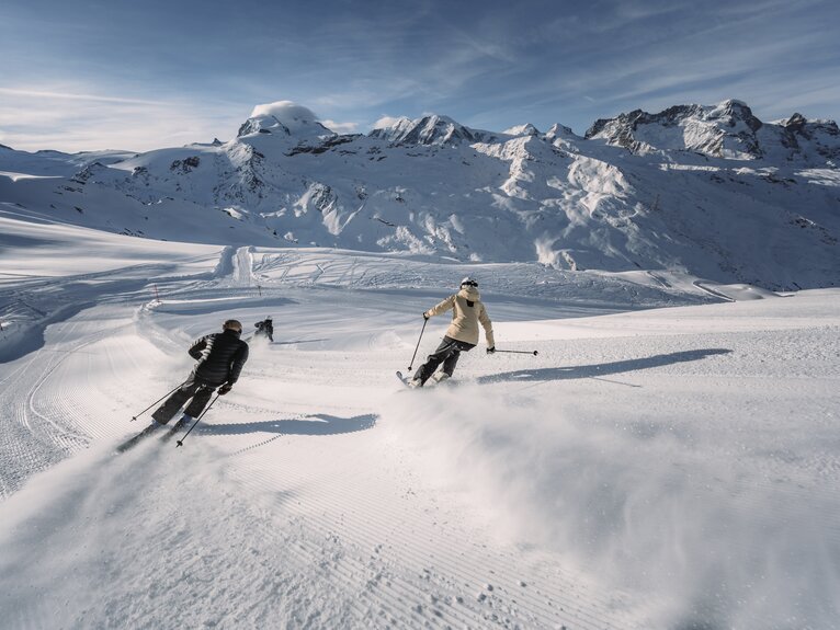 Drei Skifahrer fahren im Rothorngebiet Ski.  | © Zermatt Bergbahnen