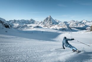 Un skieur effectue de belles courbes sur la piste Matterhorn Glacier Paradise.  | © Pascal Gertschen
