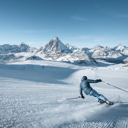 Uno sciatore compie splendide curve lungo la pista del Matterhorn Glacier Paradise.  | © Pascal Gertschen
