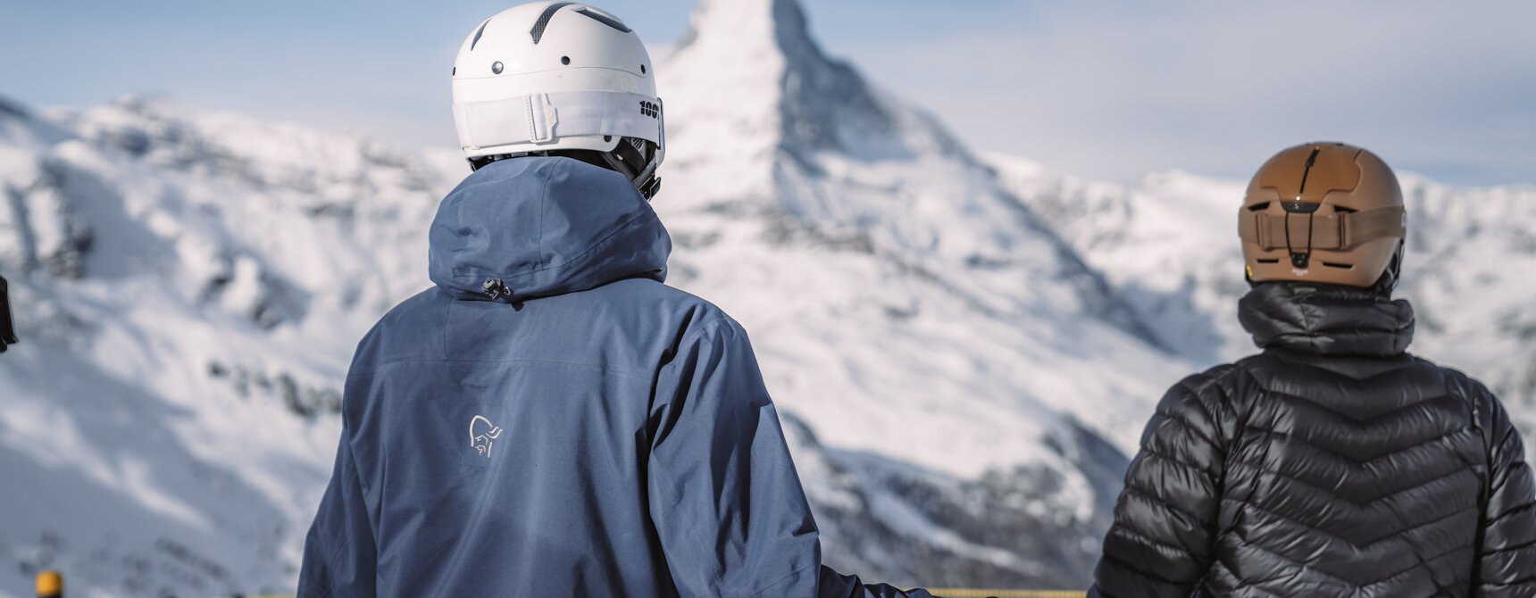 Two guests enjoy the view of the Matterhorn while skiing.  | © Gabriel Perren