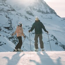 drei Skifahrer auf der Piste beim Rothorn | © Gabriel Perren