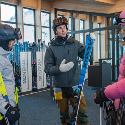 Personen unterhalten sich im Matterhorn Testcenter | © Michael Portmann