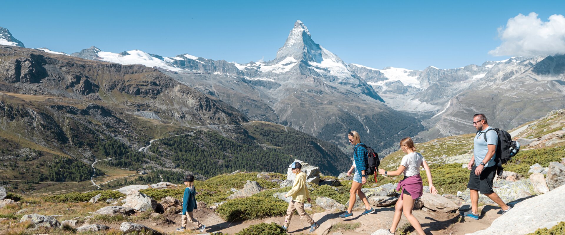 Une famille se promène au milieu de la faune et de la flore de Zermatt | © Basic Home Production 