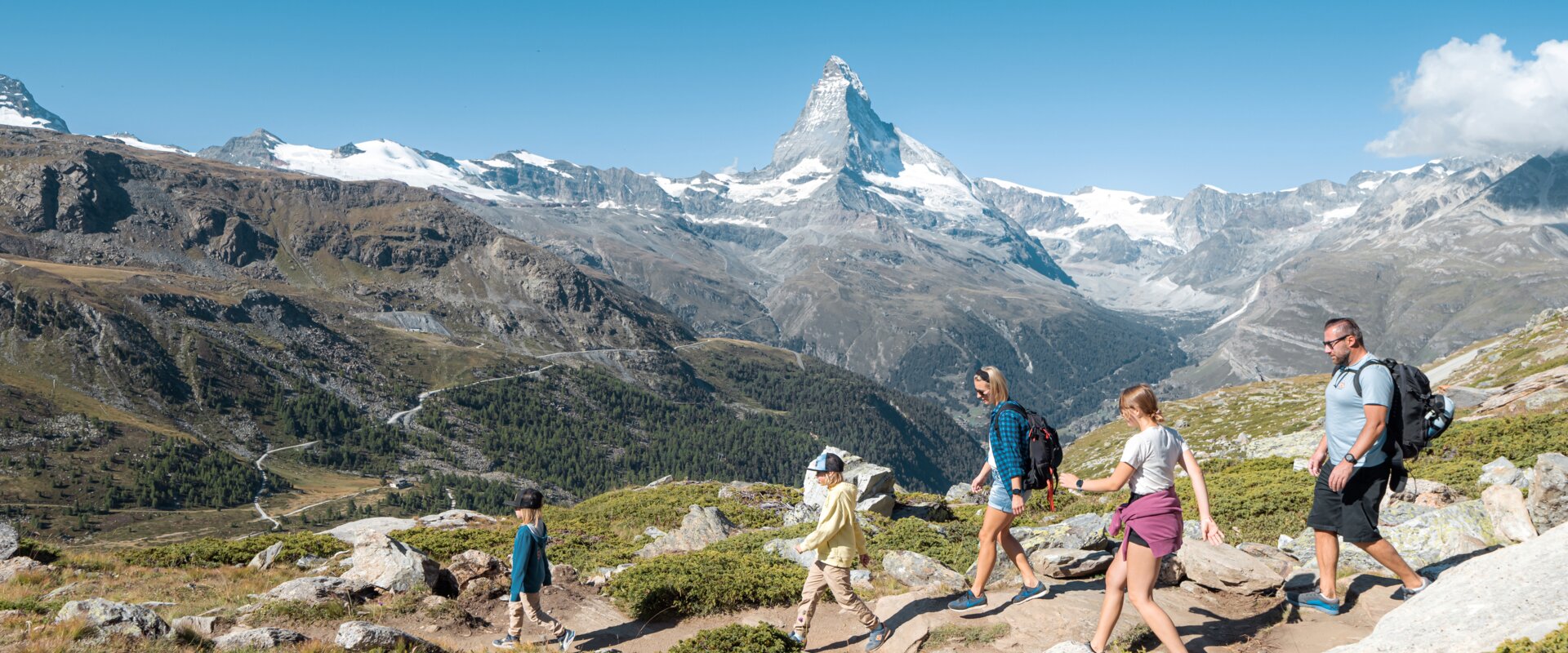 Una famiglia fa escursioni tra la fauna e la flora di Zermatt | © Basic Home Production 