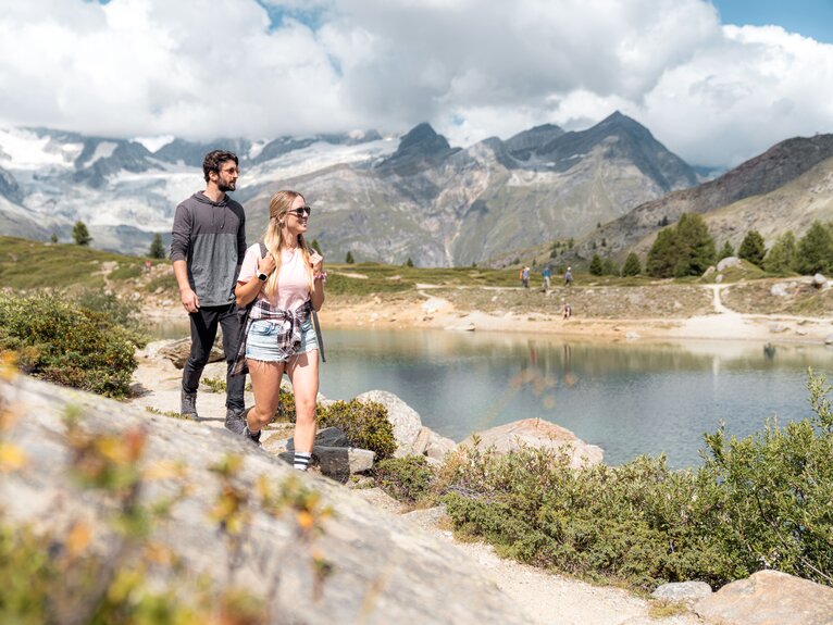 Wandern am Grünsee, umgeben von der schönen Bergkulisse | © Basic Home Production 