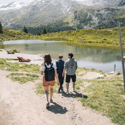 Escursione con gli amici sul Sunnegga vicino al Lago di Leisee | © Gabriel Perren