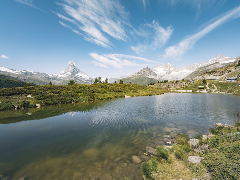 Wandern beim Leisee mit freiem Blick auf das Matterhorn | © Gabriel Perren