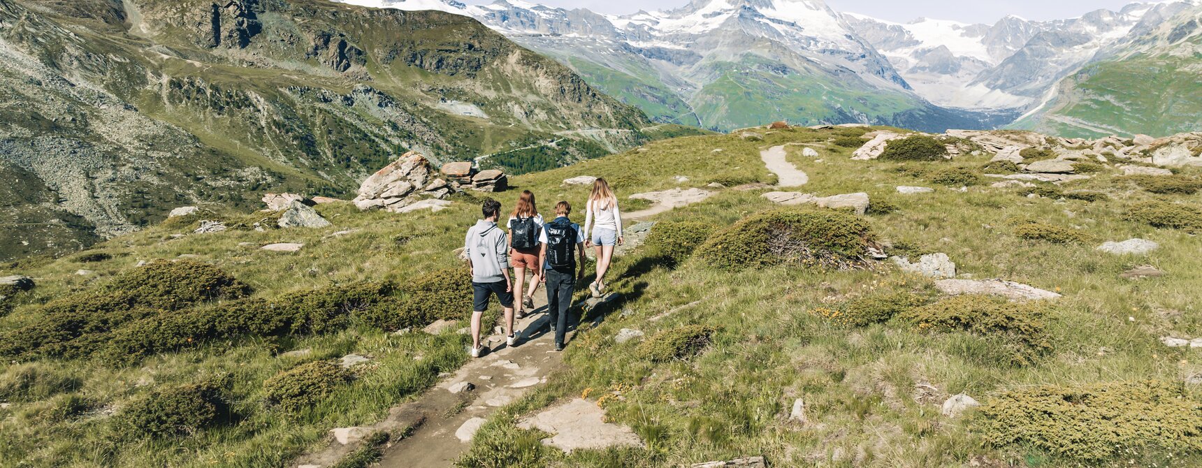 Hiking with a view of the Matterhorn  | © Gabriel Perren