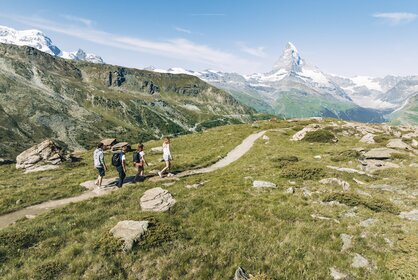 Hiking with a view of the Matterhorn  | © Gabriel Perren