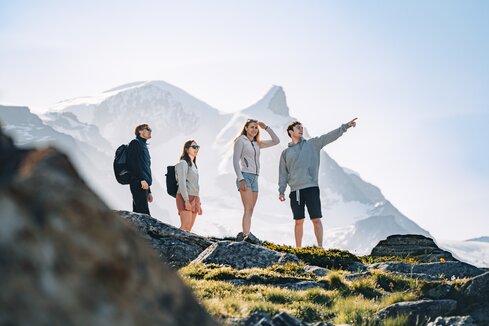 Hiking together in the untouched nature | © Gabriel Perren