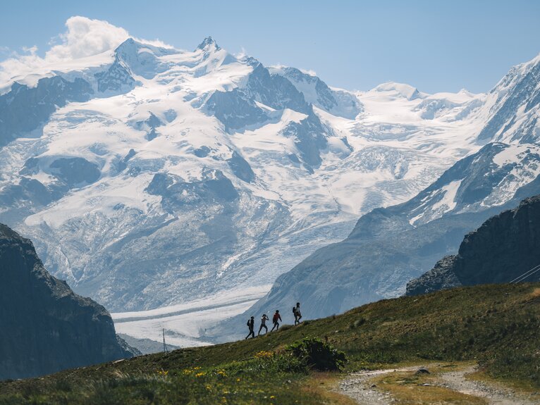 Durch die Natur spazieren und die schöne Aussicht geniessen | © Gabriel Perren
